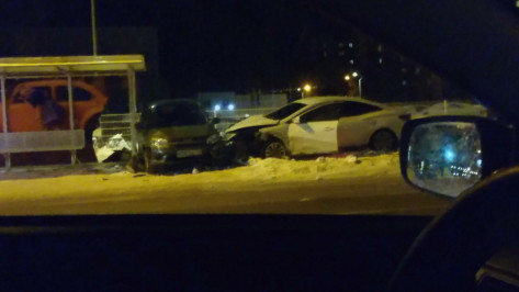 В центре Воронежа иномарка и «Лада» влетели в остановку