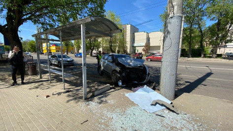 Иномарка протаранила остановочный павильон у цирка в Воронеже