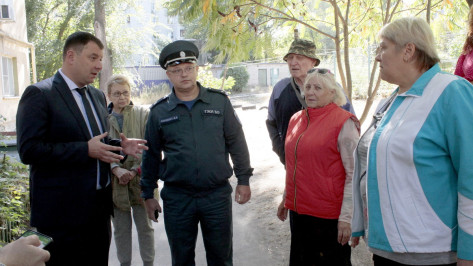 Вместо долгих переписок. Депутат воронежской облдумы и руководитель ГЖИ встретились с жильцами проблемных домов